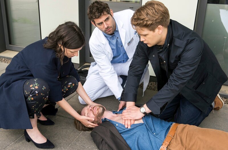 (im Uhrzeigersinn) Nina Gehrau (Leni Wesselman); Dr. Niklas Ahrend (Roy Peter Link); Mikko Rantala (Luan Gummich); Thorsten Gehrau (Hugo Grimm, liegend) – Bild: ARD/​Jens-Ulrich Koch