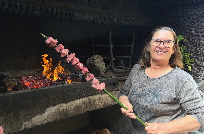 Köchin Maria Teresa Fernandes bereitet die typischen Fleischspieße Madeiras zu. – Bild: Elephant Doc