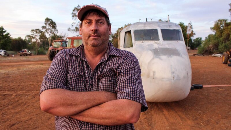 Ray Kennedy und Craig Oldham sollen im 1200 Kilometer entfernten Hafen von Mackay zwei Muldenkipper abliefern. Die Nutzfahrzeuge wiegen rund 80 Tonnen und beim Verladen auf den Anhänger sind im australischen Cloncurry starke Nerven gefragt. Troy Coombe kämpft sich derweil in Down Under mit sehr empfindlichen Passagieren an Bord durch eine Schlechtwetterfront. Der Fuhrunternehmer transportiert mit seinem Lkw Strauße nach Port Lincoln. – Bild: Discovery Channel