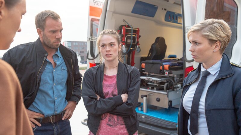 Jasmin Claasen (Pauline Rénevier, 2.v.r.) ist völlig aufgelöst. Sie hat ihren Zwillingsbruder tot aufgefunden. Eine absolute Tragödie, denn die Zwillinge haben schon ihre Mutter bei einem Autounfall verloren und sich seither aneinander geklammert. Lars Pöhlmann (Dominic Boeer, 2.v.l.), Karoline Joost (Nike Fuhrmann, l.) und Stine (Sidsel Hindhede, r.) nehmen deswegen besonders einfühlsam die Ermittlungsarbeit auf … – Bild: ZDF/​Marc Meyerbröker