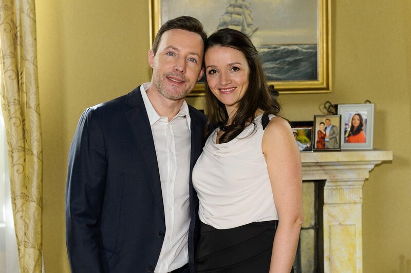 David (Andreas Hofer) und Jenny (Kaja Schmidt-Tychsen) halten an der Heirat fest und geben eine Verlobungsfeier. – Bild: RTL