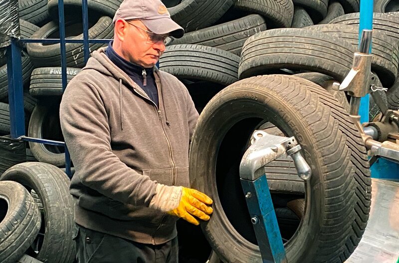 Rund 600.000 Altreifen fallen pro Jahr in Deutschland an. Das Unternehmen „King Mailer“ in Dissen im Teutoburger Wald ist das einzige in Deutschland, das alte PKW-Reifen runderneuert. – Bild: phoenix/​ZDF/​Berndt Welz