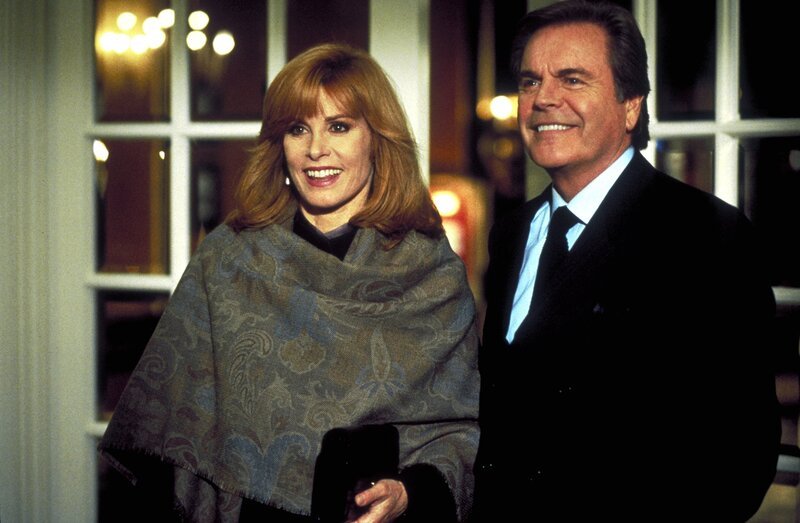 Jennifer (Stefanie Powers, l.) und Jonathan Hart (Robert Wagner, r.) sind in Kanada zu Gast bei einer alten Freundin. – Bild: Sat.1 Gold
