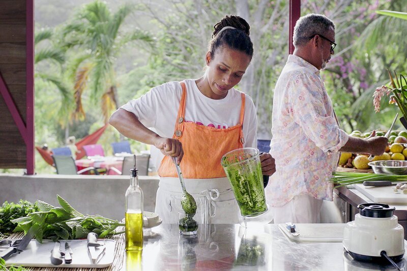 Zu Tisch Martinique Wael und Roger Toto kochen mit Produkten aus dem eigenen Garten. – Bild: SRF/​Berlin Producers Media/​Timm Lange