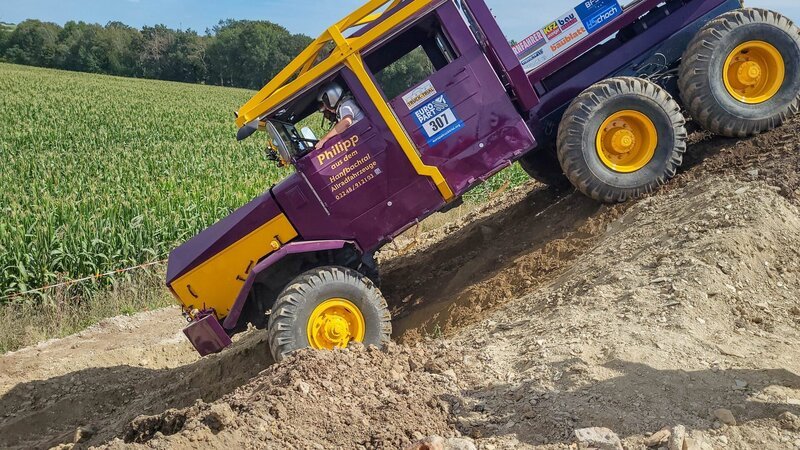Beim „Truck Trial“ in der Nähe von Gera kämpfen sich die Fahrer mit ihren geländegängigen Lastkraftwagen durch unwegsames Terrain. – Bild: Warner Bros. Discovery, Inc. or its subsidiaries and affiliates