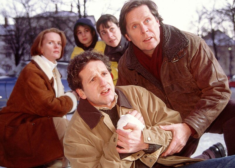 Helmut Reck (Stefan Reck, vo.) ist es gelungen, das Kind aus der Gefahr zu retten. Der Schock dieses Ereignisses bewirkt, dass er seinen gelähmten Arm wieder bewegen kann (re. Sigmar Solbach, hi. Komparsen). – Bild: RTL Passion