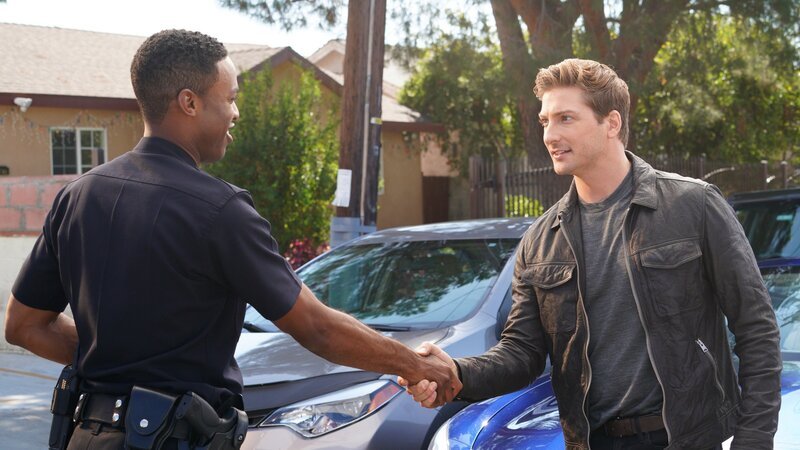 Jackson West (Titus Makin Jr., l.) trifft auf den Schauspieler Sterling Freeman (Daniel Lissing, r.), der ihn für sein Fahrmanöver lobt. – Bild: ZDF