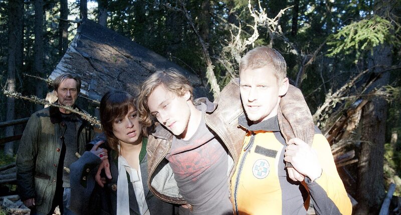 Sarah (Sarah Alles) und ihr Freund Thomas (Alexander Becht, 2.v.re.) sind knapp einer Katastrophe entgangen. Bergretter Andreas Marthaler (Martin Gruber, re.) bringt sie in Sicherheit und hofft, dass Sarahs Vater (Helmut Zierl, li.) nun zur Vernunft kommt. – Bild: ZDF und Thomas R. Schumann