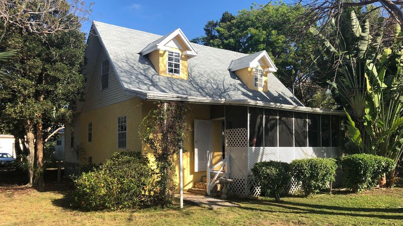Exterior, Front of Banana Row property in Exuma, Bahamas. As seen on HGTV’s Caribbean Life. – Bild: HGTV /​ Discover Images /​ Discovery Communications