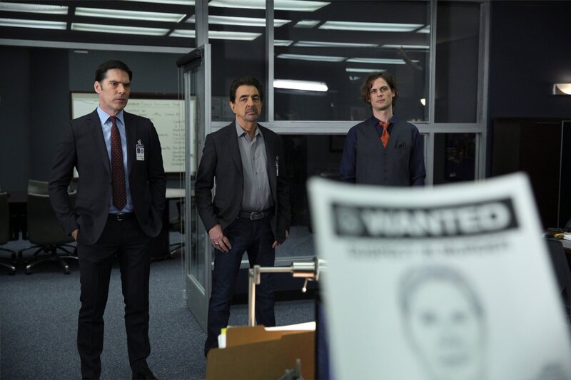 L-R: Stehen Prentiss bei den Ermittlungen in einem Fall zur Seite: Hotch (Thomas Gibson), Rossi (Joe Mantegna) und Reid (Matthew Gray Gubler) – Bild: ABC Studios-13TH STREET