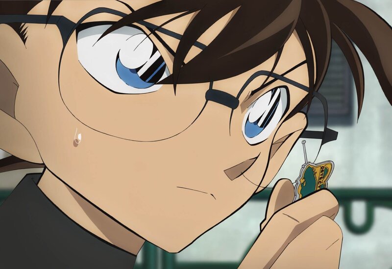 Am Tatort hinterlässt der Scharfschütze eine Patronenhülse und einen Würfel mit der Augenzahl vier; Conan soll das Rätsel lösen. – Bild: GOSHO AOYAMA /​ DETECTIVE CONAN COMMITTEE