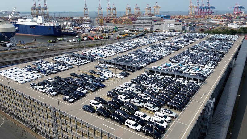 Jährlich werden hier über 1000 Car Carrier-Schiffe abgefertigt. – Bild: WeltN24 GmbH/Terminal D Medienproduktion GmbH Jährlich werden hier über 1000 Car Carrier-Schiffe abgefertigt. – Bild: WeltN24 GmbH/Terminal D Medienproduktion GmbH