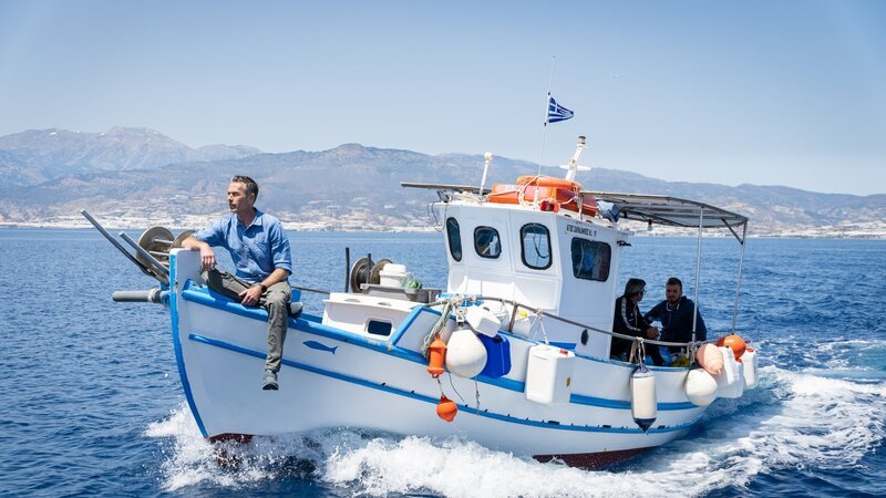 Dirk Steffens auf dem Weg zur griechischen Insel Chrysi. Er will das Geheimnis der magischen Purpurfarbe lüften. – Bild: ZDF