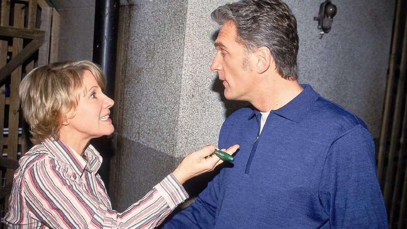 Nikola (Mariele Millowitsch) macht Schmidt (Walter Sittler) Vorhaltungen, dass er nicht das Recht hatte, ihren Koffer weg zu geben. – Bild: MG RTL D /​ Martin Menke