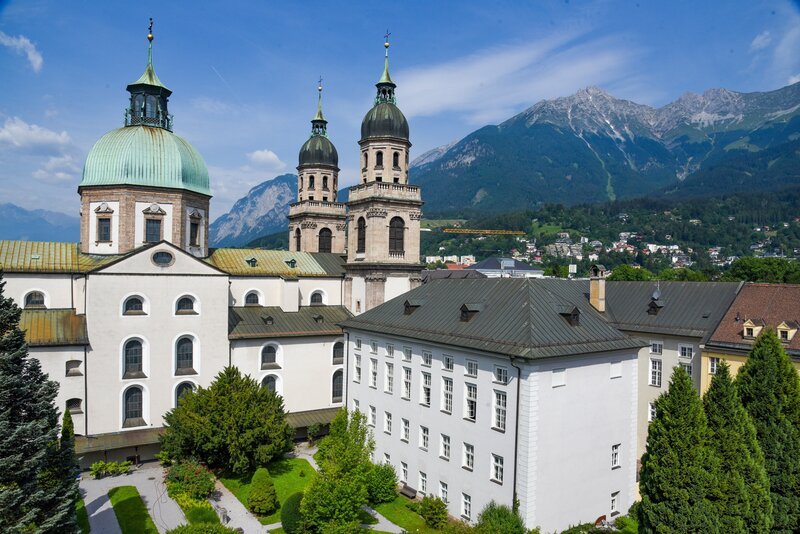 Die Herz-Jesu Kirche (Jesuitenkirche) mit Blick auf einen Teil des Jesuitenkolleg, in dem bis 1957 die Landespolizeidirektion untergebracht war. – Bild: ZDF und ORF/​Produktion West/​Gerhard Mader