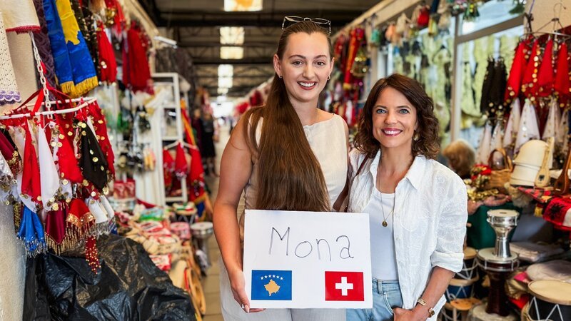v.li.: Elmonda Bajraliu und Mona Vetsch auf einem Bazar in Gjilan – Bild: SRF