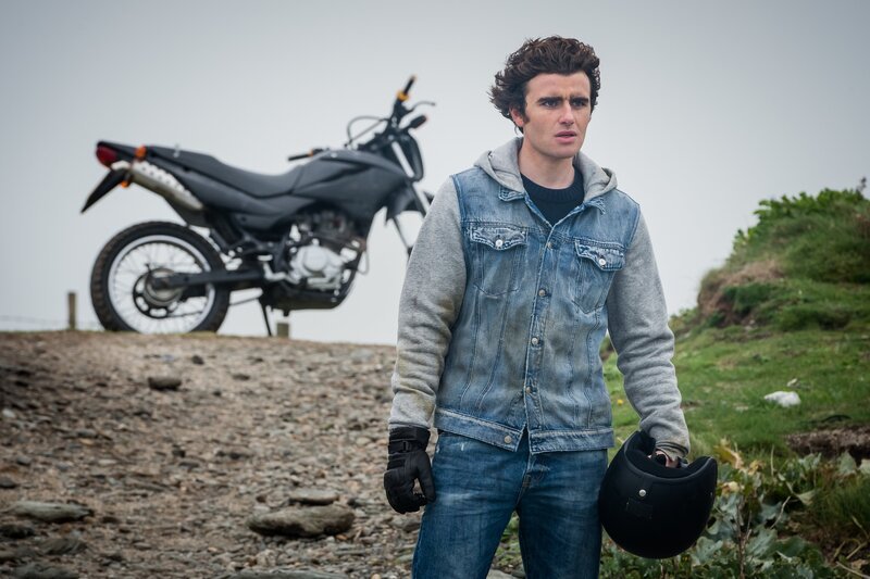 Craig (Charlie Kelly) sucht Arbeit bei Tom, damit er sich etwas dazuverdienen kann. – Bild: ZDF/​Ben Blackall