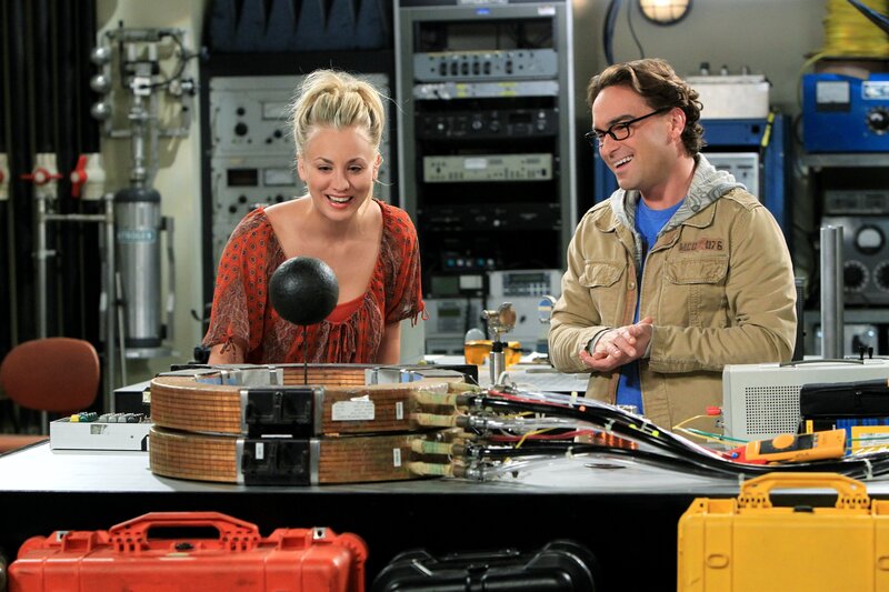 Sind glücklich miteinander: Leonard (Johnny Galecki, r.) und Penny (Kaley Cuoco, l.) … – Bild: Warner Bros. Television
