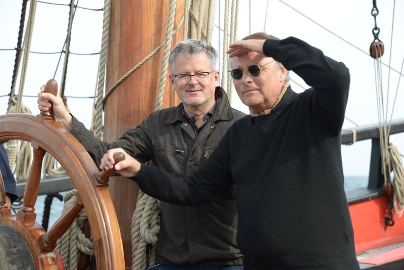 Christopher Clark (l.) und Regisseur Gero von Boehm (r.) an Bord der „Endeavor“, dem Schiff von James Cook. – Bild: ZDF/​Alexander Hein