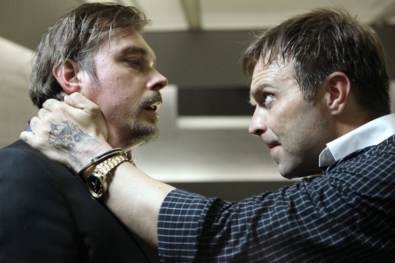 Eine lang gesuchte georgische Mafiagröße stolpert Helmuth und Carl auf der Donau quasi in die Arme; im Bild (v.li.): Hary Prinz (Dr. Kanter), Aleksandar Jovanovic (Berdan Dadiani). – Bild: ORF/​SATEL-Film/​Stefan Haring