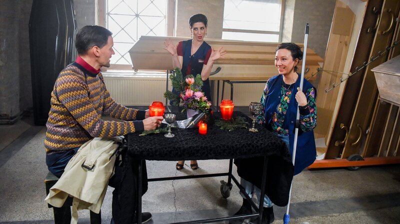 „Wischen ist Macht“, „Hast du Hobbies?.“ Michelle und ihr Team schieben Dienst in der Bestattung. Diesmal aber herrscht besonders unheimliche Stimmung dort, nachdem Mira einen mysteriösen Mann im Trenchcoat herumschleichen sieht. Dieser entpuppt sich dann auch gleich als doppelte Gefahr für Michelle – er ist nämlich nicht nur einer ihrer ehemaligen Verehrer, sondern auch noch Kontrolleur des Magistrats. Michelles Team strengt sich besonders an, alles richtig zu machen, doch Valentin schlägt etwas übers Ziel hinaus, während Mira ihr Talent als Kupplerin entdeckt. Im Bild (v.li.): David Oberkogler (Inspektor Herbert Muchitsch), Zeynep Buyrac (Mira), Ursula Strauss (Michelle Sendracek). – Bild: WDR/​ORF