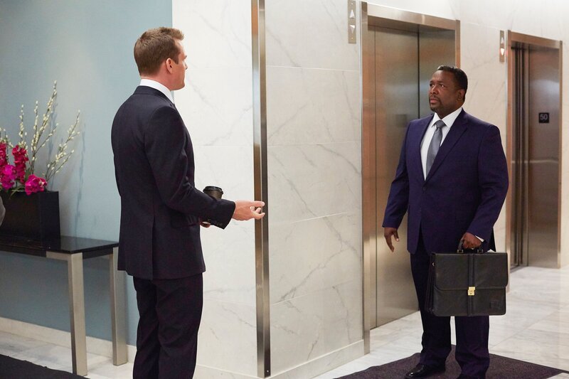 Harvey (Gabriel Macht, l.) ist skeptisch. Wird Robert Zane (Wendell Pierce, r.), Rachels Vater, die Kanzlei wie erhofft in einem Fall unterstützen? – Bild: USA Network /​ ZDF