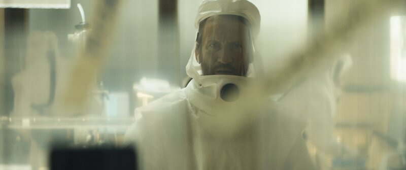 Richard (Wotan Wilke Möhring) erfährt, dass Slřborn abgeriegelt wurde. – Bild: Krzysztof Wiktor