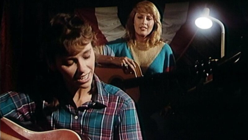 Das Lied vom kleinen Gl¸ck: Sarah (Michele Greene) weiﬂ nicht, dass die Countrys‰ngerin Patsy Maynard (Ronee Blakeley) ihre Mutter ist – Bild: Bibel TV