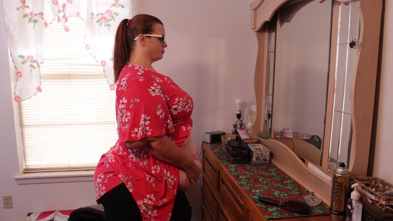 Jennifer looks at self in mirror. – Bild: Discovery Communications, LLC