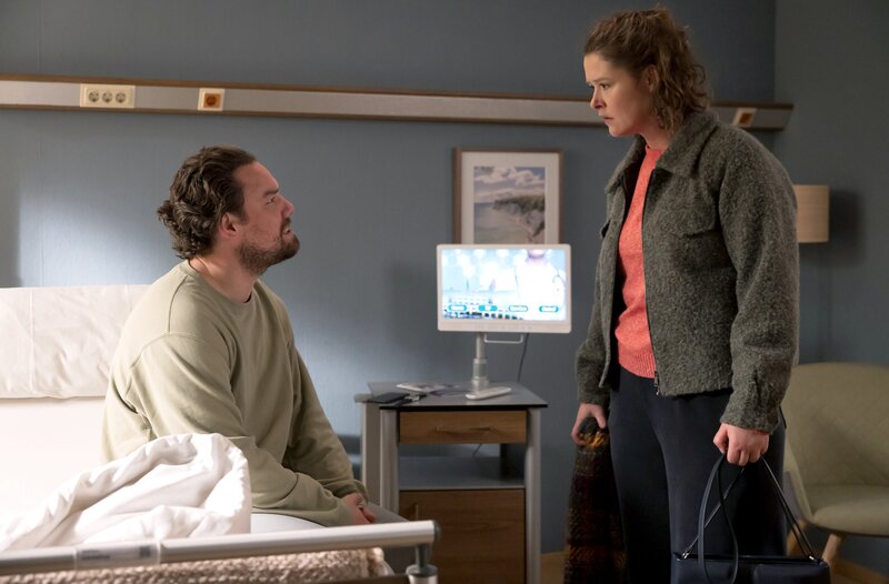 Cornelius Hefer (Julian Bayer) und Nele Garbow (Laura Louisa Garde) sind ehemalige Kollegen. Doch die gemeinsame Vergangenheit scheint so schwer belastet zu sein, dass er sogar Neles neue Freundin Miriam Schneider vor ihr gewarnt hat. – Bild: MDR/​Saxonia Media/​Rudolf Wernicke