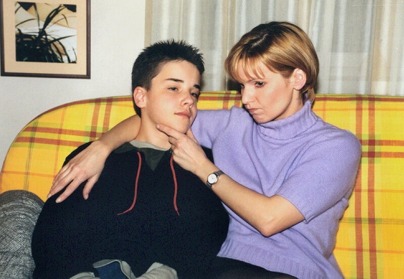 Hat der Lehrer recht, oder muss sich Kathrin schützend vor ihren Sohn stellen? Lukas ist zunächst wenig kooparativ. – Bild: MDR/​Laue