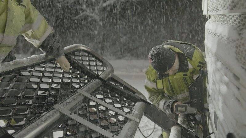 Andrzej und Terje müssen den Rammschutz entfernen, um ihre Windenseile anzuschließen. (National Geographic für Disney) – Bild: Disney+