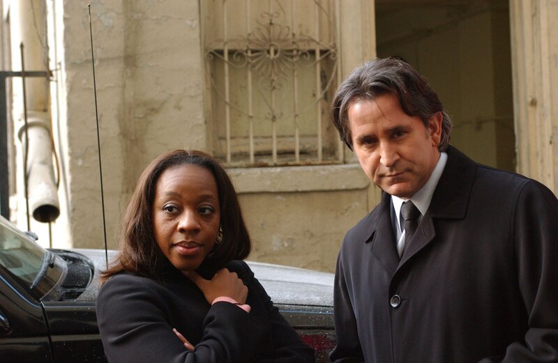 Der an Schizophrenie leidende Joe Gibson ist nach einer Schießerei verschwunden. Vivian Johnson (Marianne Jean-Baptiste, l.) vertraut auf Jacks (Anthony LaPaglia, r.) psychologische Fähigkeiten … – Bild: TVN/​WB