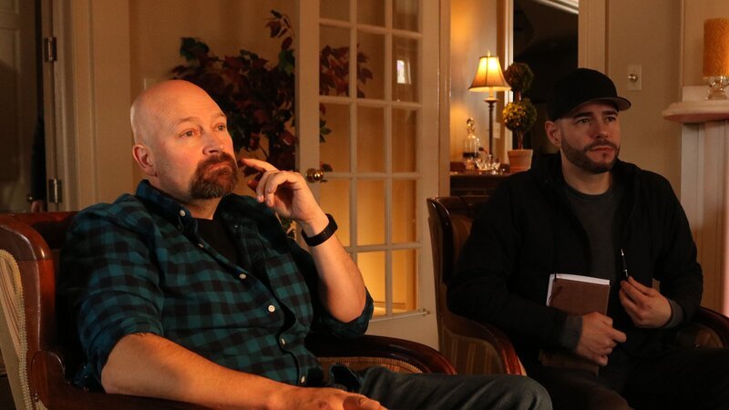 Jason Hawes and Steve Gonsalves prepare to show their findings to Sarah Trimmer. – Bild: Discovery, Inc.