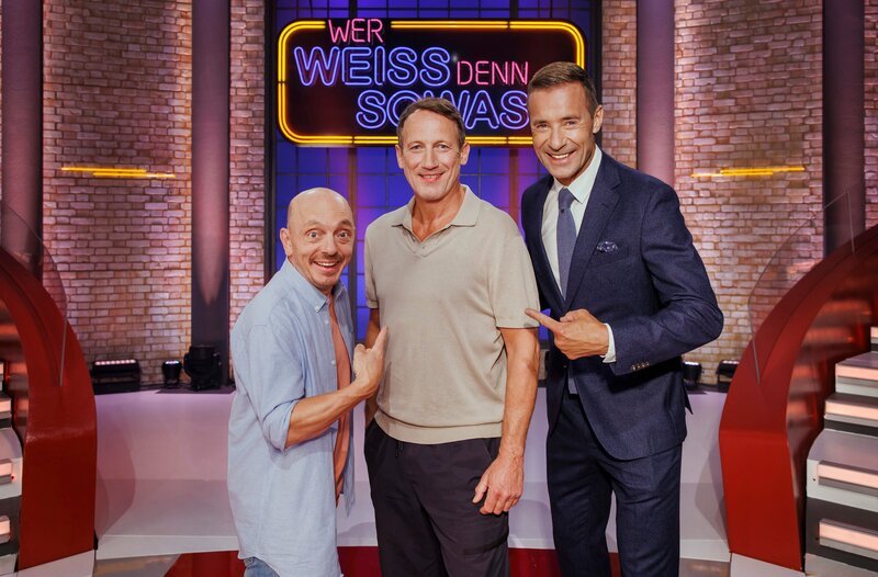 V.l.n.r.: Teamkapitän Bernhard Hoëcker, der neue Teamkapitän Wotan Wilke Möring und Moderator Kai Pflaume. – Bild: ARD/​Morris Mac Matzen /​ ARD-Programmdirektion