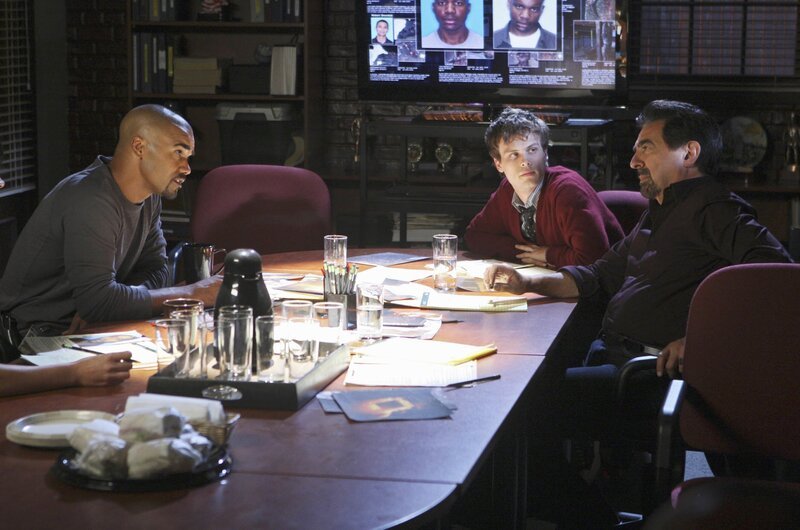 In Detroit hat ein Serienkiller in den letzten Jahren jeweils an den Tagen vor Halloween getötet. Dabei wurden die Opfer noch lebend verbrannt. Das Team um Morgan (Shemar Moore, l.), Reid (Matthew Gray Gubler, M.) und Rossi (Joe Mantegna, r.) muss den Täter finden, bevor es weitere Leichen gibt … – Bild: PLURIMEDIA (ABC Studios)