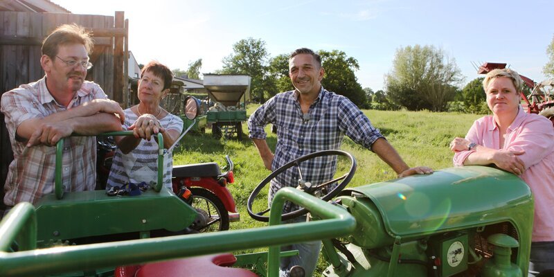 Frank lebt im Chaos. Seine Mutter Elke und seine gute Freundin Heike wollen nicht mehr zuschauen und suchen Hilfe beim Trödelprofi Mauro. v.l.: Frank Helberg, Elke Helberg, Experte  Mauro Corradino und Heike Altrogge. – Bild: RT2