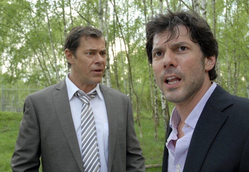 Jetzt ist keine Zeit für Rivalitäten. Dr. Christoph Lentz (Sven Martinek, links) und Dr. Tom Berkhoff (Gregory B. Waldis, rechts) beobachten entsetzt, wie der entflohene Löwe zum Angriff ansetzt. – Bild: ARD/​BR/​Christa Köfer