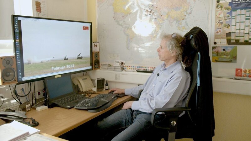 Alex glaubt nicht an den menschengemachten Klimawandel. Er sagt, dass die Corona Pandemie ein Plan von der Regierung war. Er ist davon überzeugt, dass Deutschland kurz vor dem Untergang steht, und dass geheime Mächte hinter all diesen Lügen stecken. – Bild: ZDF und Jörg Rambaum./​Jörg Rambaum