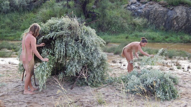 Luke and Lindsey work together to build their shelter. – Bild: Discovery Communications