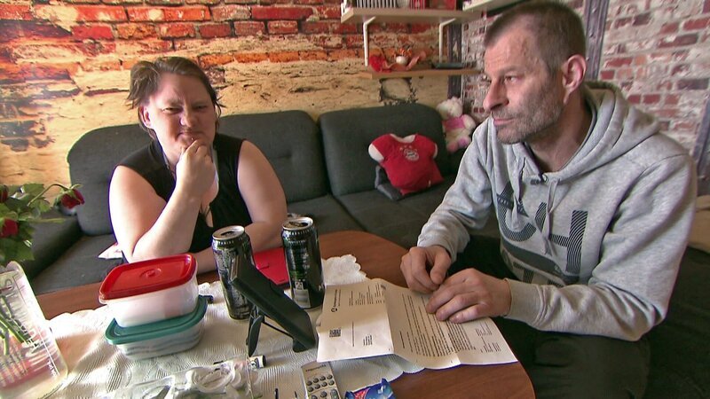 René hat eine fristlose Kündigung bekommen, weil er unentschuldigt gefehlt hat. Sein Antrag auf Arbeitslosengeld I wurde abgelehnt, da Renés Personalausweis abgelaufen ist.; René hat eine fristlose Kündigung bekommen, weil er unentschuldigt gefehlt hat. Sein Antrag auf Arbeitslosengeld I wurde abgelehnt, da Renés Personalausweis abgelaufen ist. – Bild: RTLZWEI – Recht zum Abdruck/​Darstellung zeitlich/​sachlich beschränkt auf die Bewerbung der Sendung