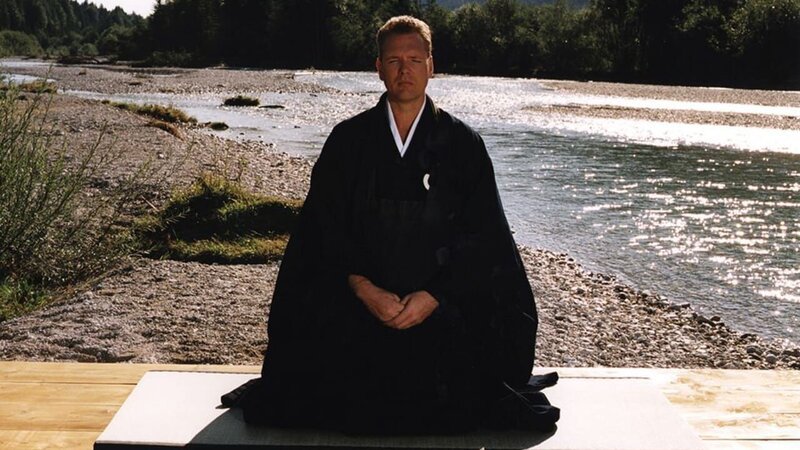 Hinnerk Sobu Polenski meditiert. – Bild: BR/​PSF Film + Video GmbH