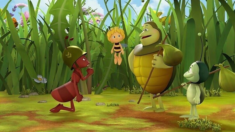 „Die Biene Maja“, „Kurt und Ben reicht es.“ Der Höhleneingang von Max wird wieder von einem Mistball versperrt. Er ist sauer und hat genug davon, nicht in seine Höhle hinein oder noch schlimmer, nicht mehr hinaus zu kommen. Auf einer Versammlung mit den anderen Insekten beschwert sich Max über die Mistbälle, die eine Gefahr für die Wiese darstellen. Maja versucht allen klarzumachen, dass die Mistkäfer eine wichtige Aufgabe für die Wiese erfüllen, sie räumen nämlich jeden Müll weg. Andere Insekten wie Rufus und Lara stimmen aber in die Beschwerde ein, und als sogar Paul gegen die Mistbälle wettert, wird beschlossen, dass Ben und Kurt zur Sicherheit aller das Mistrollen einstellen sollen. Schon bald stinkt es auf der Wiese zum Himmel und die Insekten wollen, dass Kurt und Ben ihre Arbeit wieder aufnehmen, doch die beiden sind sehr beleidigt. Sie verlangen eine umfassende Entschuldigung, die sie zu den wichtigsten Insekten der Wiese erklärt. – Bild: ZDF/​Studio 100 Animatio /​ KiKA/​Bildredaktion