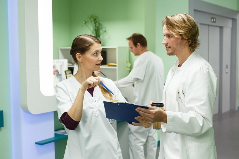 Finn (Christopher Kohn) spricht mit Nathalie (Amrei Haardt) über Isabelle. – Bild: RTL /​ Kai Schulz