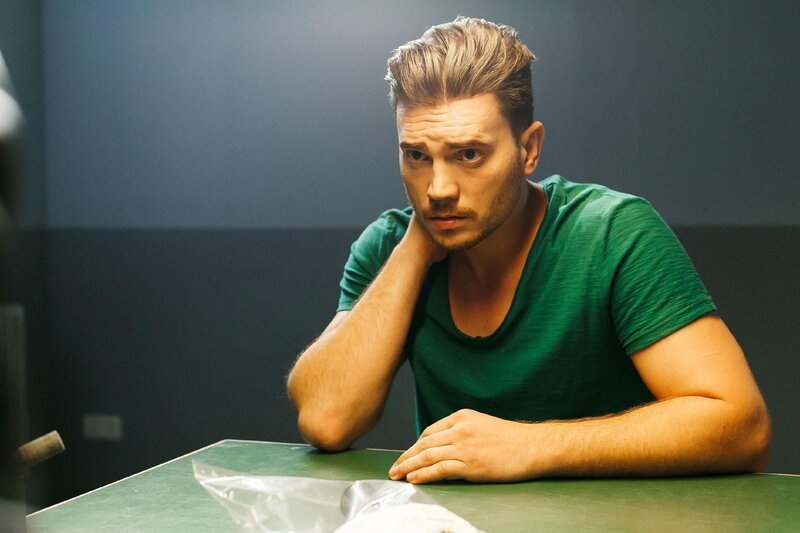 Ronny (Bela Klentze) wurde verhaftet und steht mit dem Rücken zur Wand – durch Susannes Intrige zieht sich die Schlinge um seinen Hals immer weiter zu … – Bild: RTL /​ Kai Schulz