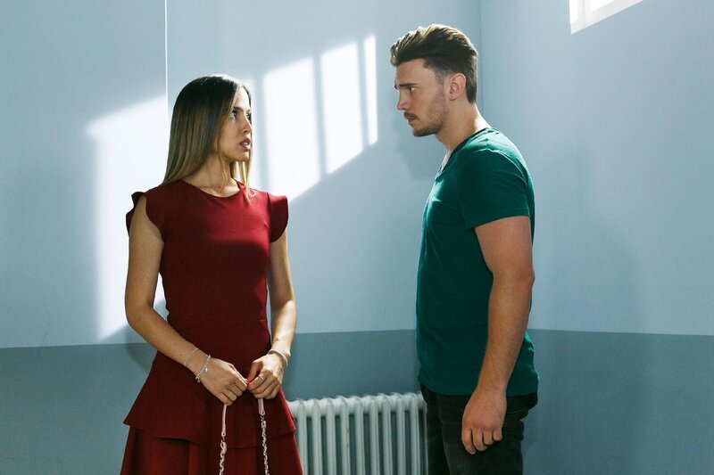 Ronny (Bela Klentze) warnt Chiara (Alexandra Fonsatti) vor Susanne. – Bild: RTL /​ Kai Schulz