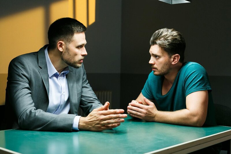 Ronny (Bela Klentze, r.) leidet darunter, seine Unschuld nicht beweisen zu können und bespricht sich mit seinem Anwalt Daniel Schadow (Martin Bergmann). – Bild: RTL /​ Kai Schulz