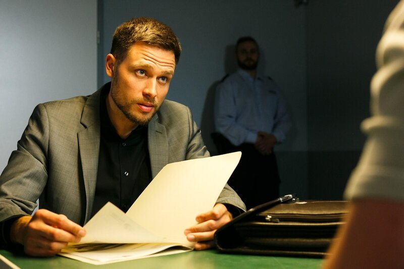 Wird Ronnys Anwalt Daniel Schadow (Martin Bergmann) eine Sondergenehmigung erwirken können, damit Ronny sich von Michelle verabschieden kann? – Bild: RTL /​ Kai Schulz
