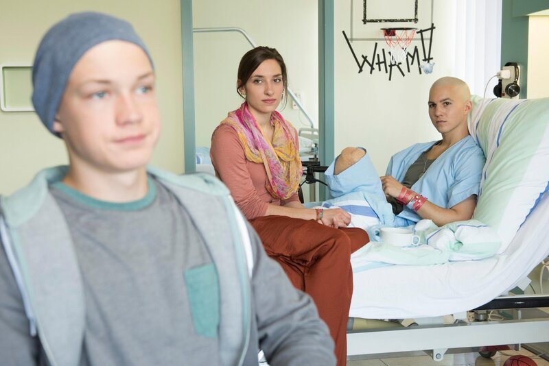 Jonas Till Neumann (Damian Hardung, l.) muss ins Krankhaus und teilt sich das Zimmer mit Leo Roland (Tim Oliver Schultz). Leos Schwester Tabea Roland (Julie Stark) besucht ihn regelmäßig. – Bild: RTL /​ Martin Rottenkolber