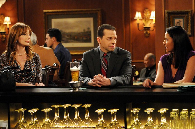 Bridget (Judy Greer, l.); Alan (Jon Cryer, Mitte) – Bild: © Warner Bros. Television